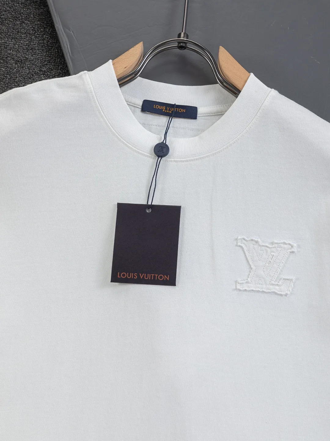 🅿️200 Louis Vuitton 1V LV lv slightly wide version S-XL LV 26ss new products are available at the counter simultaneously. Multiple craftsmanship. Chest patch letters 🪡 embroidery. Back patch letters four-leaf clover 🍀🪡 embroidery. Round neck short-sleeved T-shirt, same style for men and women! Consigned to one-to-one creation. Synchronized with the official website, pure cotton fabrics at the counter! It is close to the skin and comfortable, durable and easy to wear. It has a classic and simple logo design and meticulous original craftsmanship. Short-sleeves, a must-have item for men, do not appear to be the same for the general public, but must be unique and eye-catching. This LV short-sleeve is all about quality, comfort, the same shape and fashion as always, including fabrics and cutting techniques. All of them have been made with great effort! 320 grams of washed pure cotton fabric, pure cotton is breathable, very refreshing and comfortable for daily wear. The rib knitting on the neckline is smooth and tight, and the neckline will not be skewed if you toss it at will. The loose version, you will find that it looks really good on the upper body. The overall is minimalist and neat, super versatile for daily use! Pair it casually with a pair of pants for a youthful look. A T-shirt will make your outfit crazy. It is a fashionable item that can never go wrong! Color: Black White Size: S-XL Size chart: S: Shoulder width 50-Bust 56-Length 70 M: Shoulder width 52-Bust 57-Length 72 L: Shoulder width 54-Bust 59-Length 74 XL: Shoulder width 56-Bust 62-Length 76